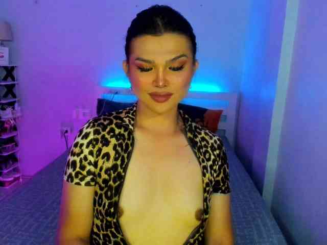 hollyholy Live Webcam on BongaCams