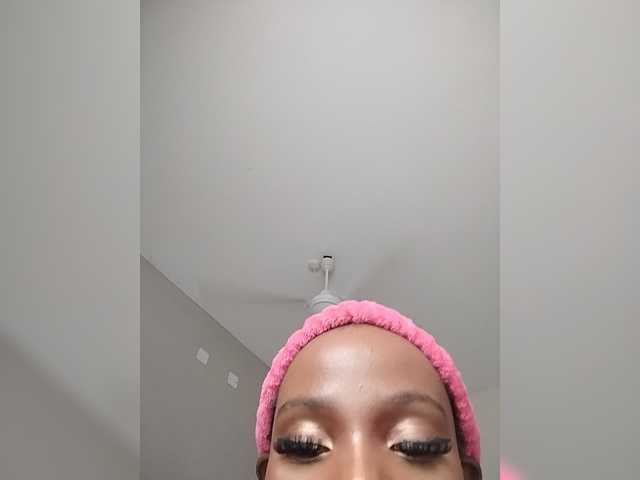 le modèle Camdolie est en webcam porno dans un show sur le site bongacams, il possède les tags suivants: Ebony,Redhead,Shaved