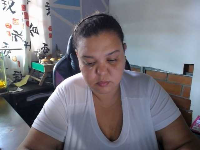 beautifulchubbyqueen — live female cam