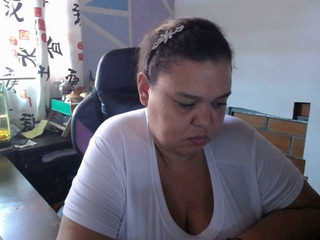 beautifulchubbyqueen — live female cam