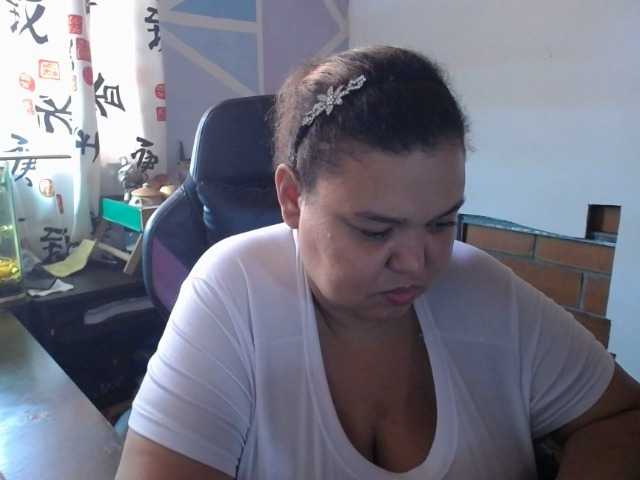 beautifulchubbyqueen — live female cam
