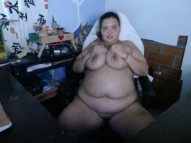 beautifulchubbyqueen — live female cam