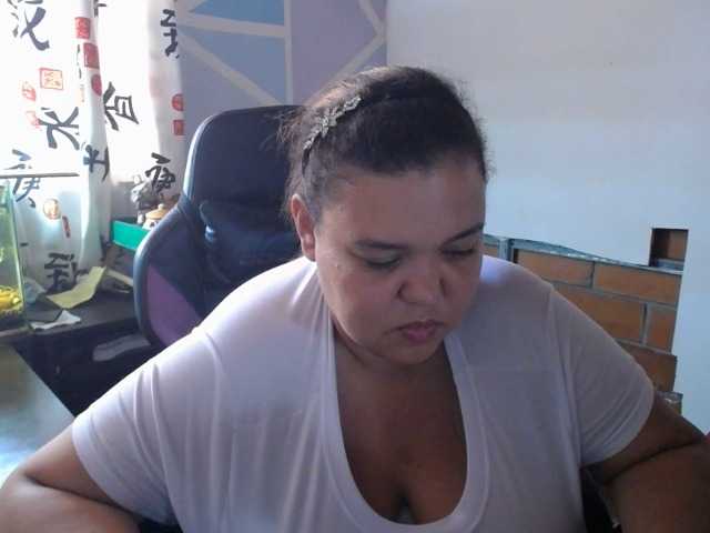 beautifulchubbyqueen — live female cam