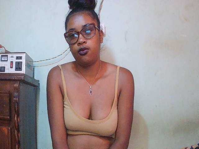 TriciaBella live cam on BongaCams
