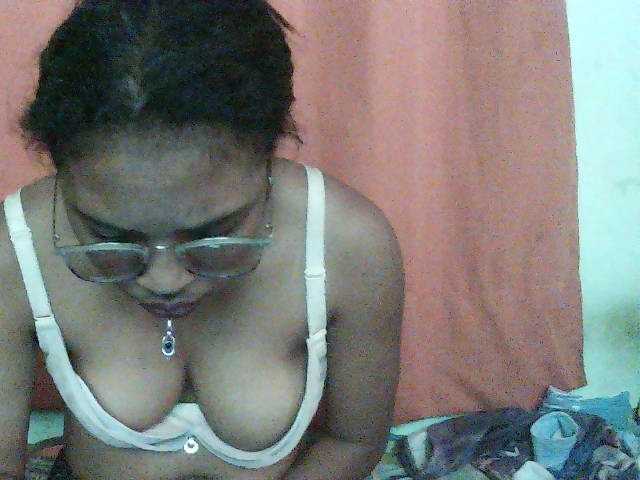 TriciaBella live cam preview