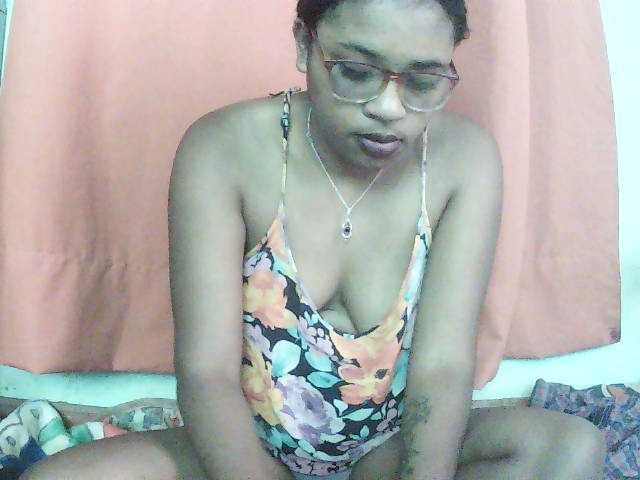 TriciaBella live cam preview