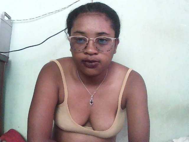 TriciaBella, en directo ahora en BongaCams