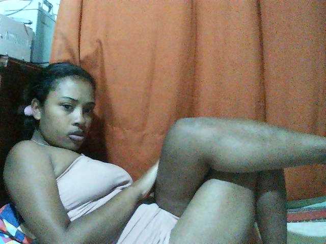 TriciaBella live cam