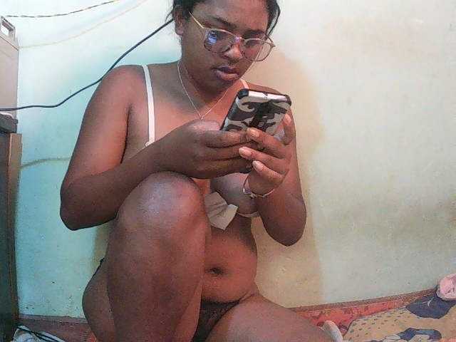 TriciaBella live cam preview