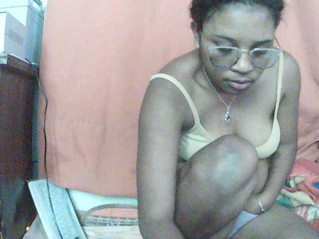 TriciaBella live cam preview