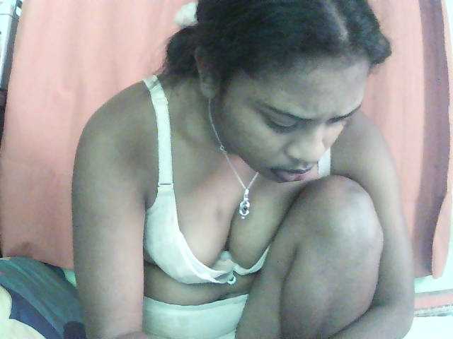 TriciaBella live cam