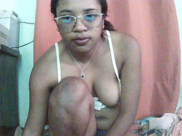 TriciaBella — live female cam