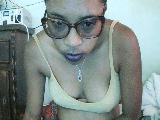 TriciaBella live cam on BongaCams