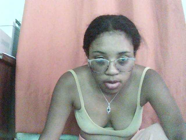 TriciaBella live cam preview