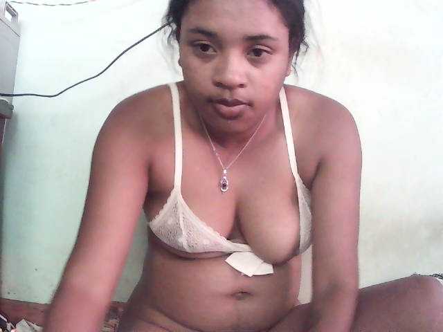TriciaBella live cam preview