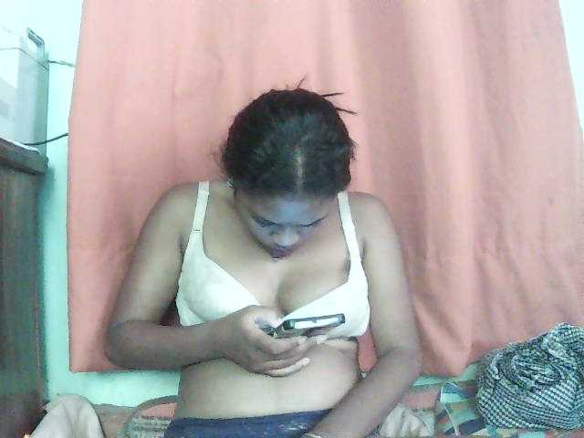 TriciaBella live cam preview