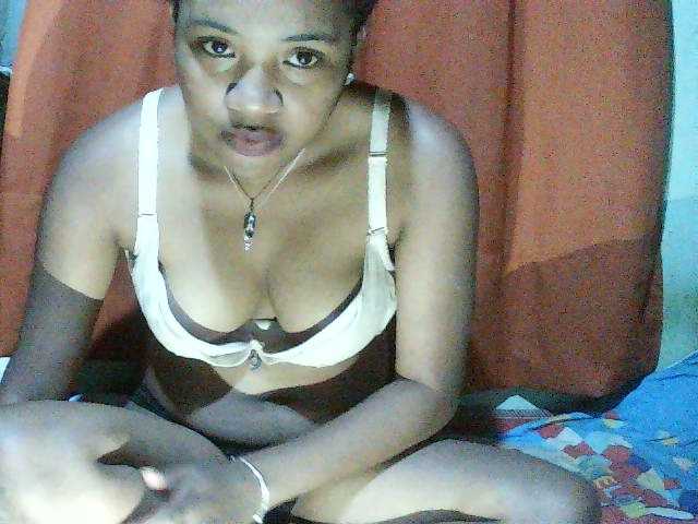 TriciaBella live cam preview