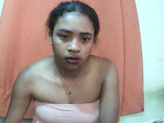 TriciaBella live cam