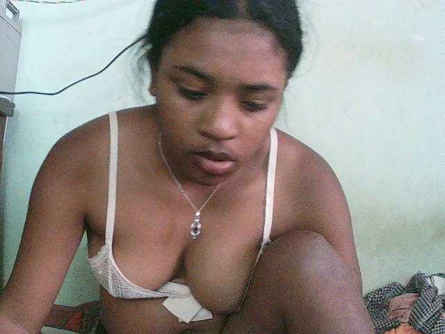 TriciaBella live cam preview