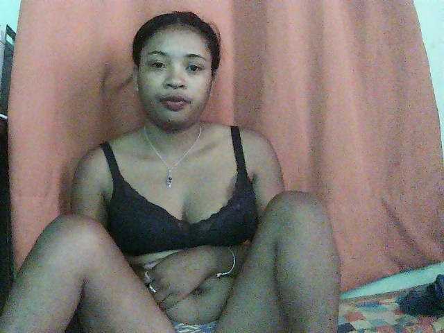 TriciaBella live cam preview