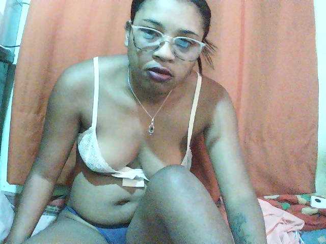 TriciaBella live cam preview