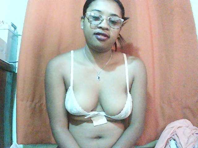 TriciaBella — live female cam