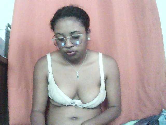 TriciaBella live cam preview