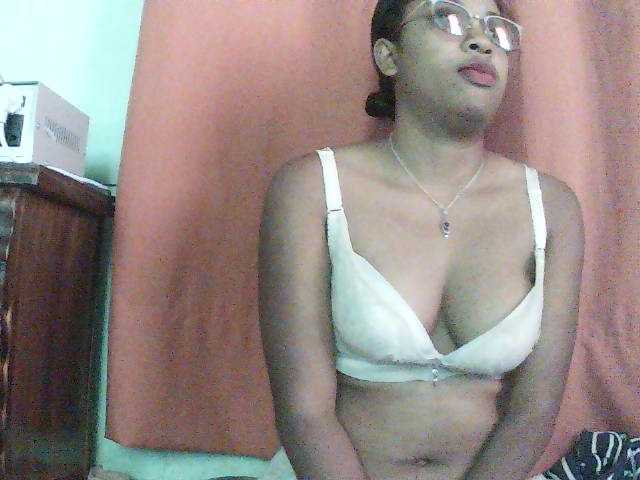TriciaBella live cam on BongaCams