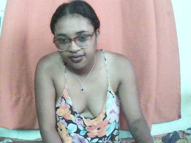 TriciaBella live cam preview