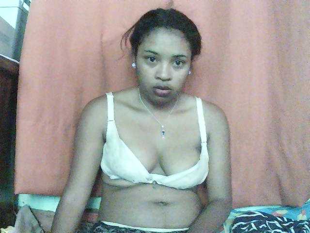 TriciaBella live cam preview