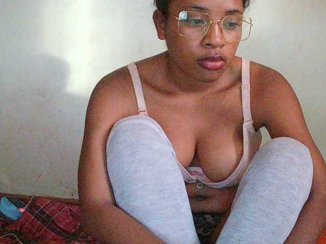 TriciaBella's BongaCams show and profile