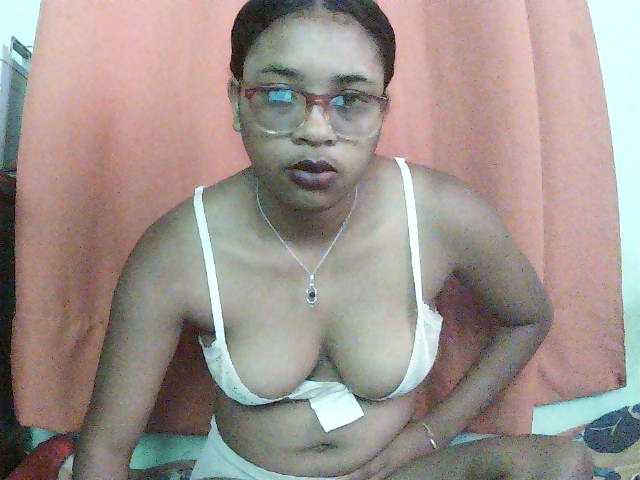 TriciaBella live cam on BongaCams