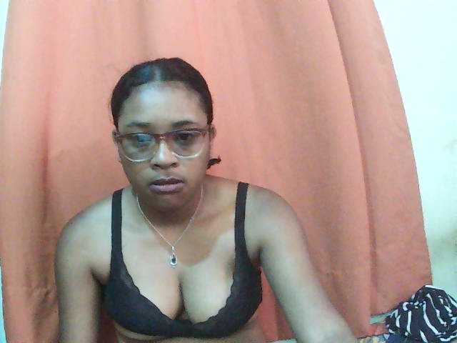 TriciaBella live cam preview