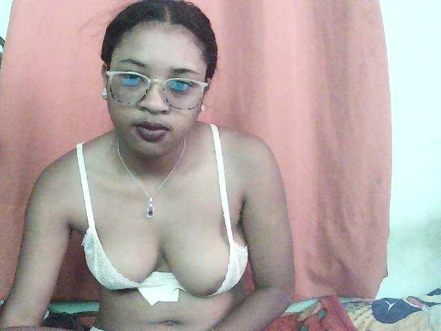 TriciaBella live cam on BongaCams