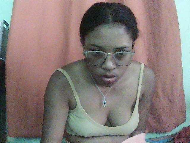 TriciaBella live cam preview