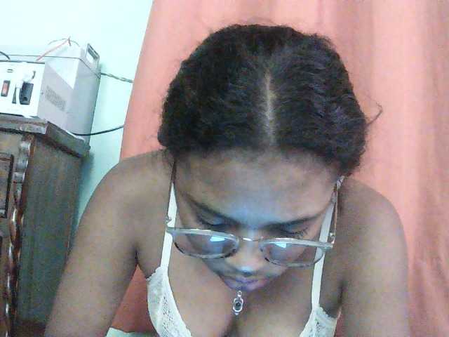 TriciaBella — live female cam
