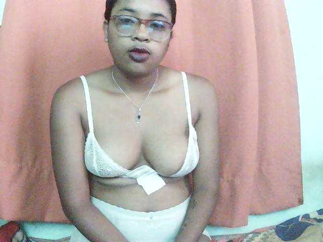 TriciaBella live cam preview