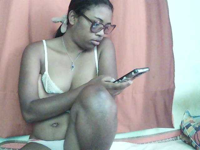 TriciaBella live cam on BongaCams