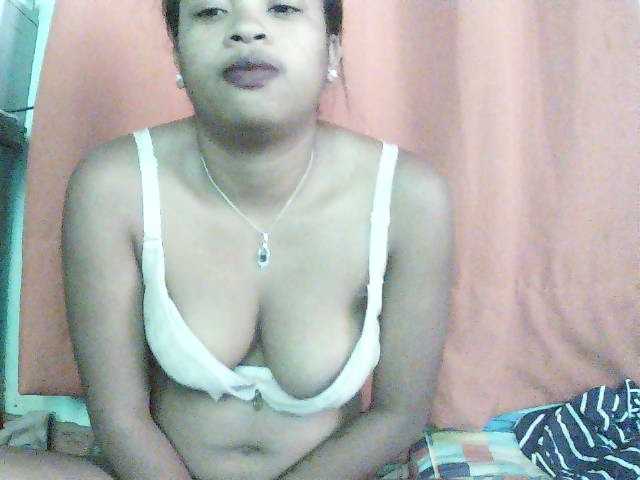 TriciaBella live cam preview