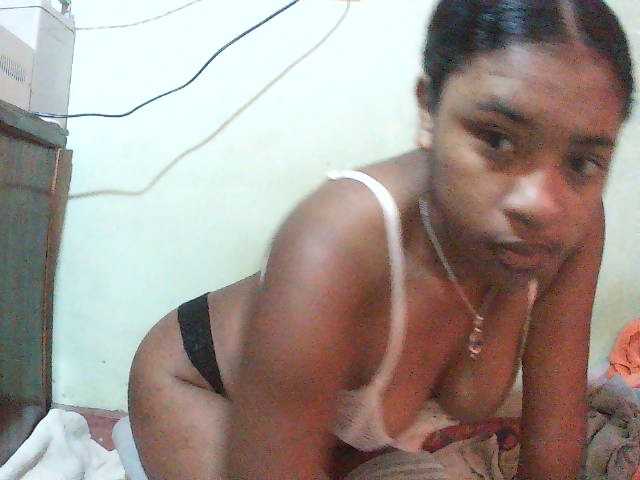 TriciaBella live cam preview