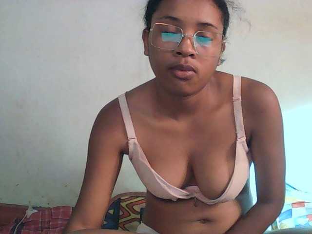 TriciaBella's BongaCams show and profile
