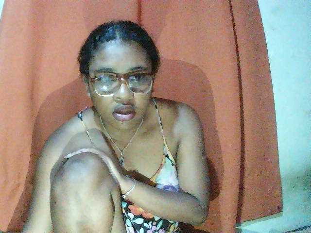 TriciaBella live cam preview