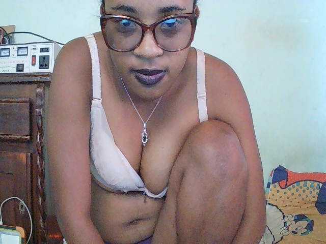 TriciaBella live cam on BongaCams