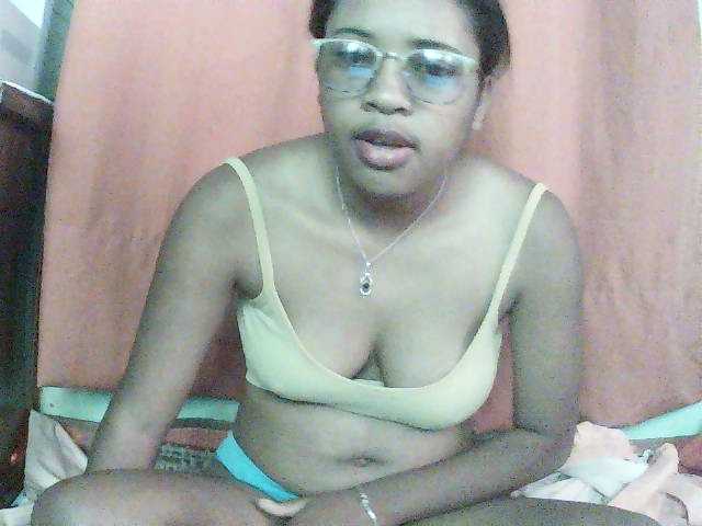 TriciaBella live cam preview