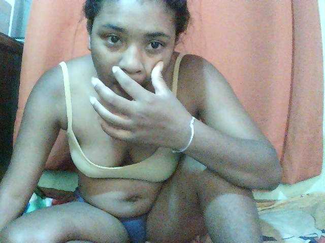 TriciaBella live cam preview
