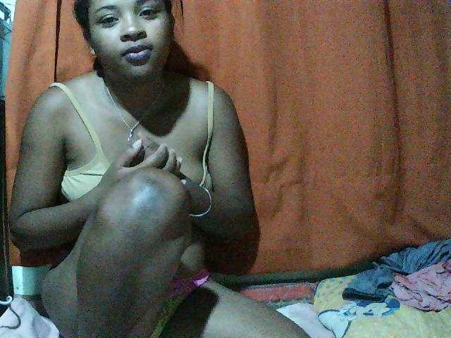 TriciaBella live cam