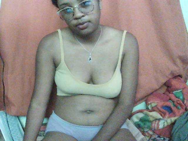 TriciaBella live cam preview