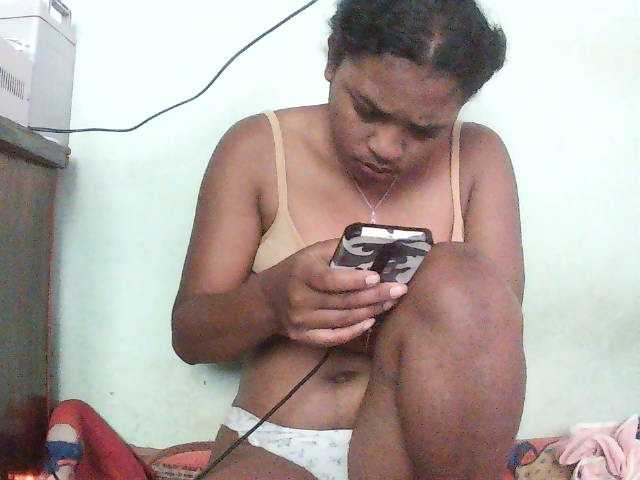 TriciaBella live cam preview