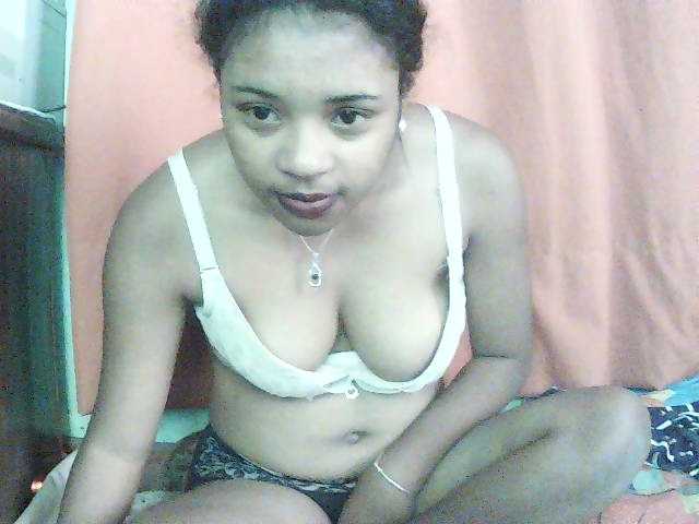 TriciaBella live cam preview