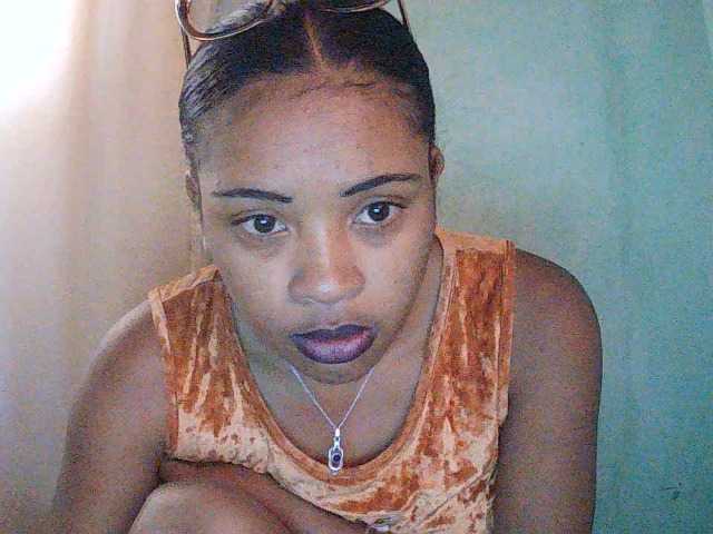 TriciaBella live cam